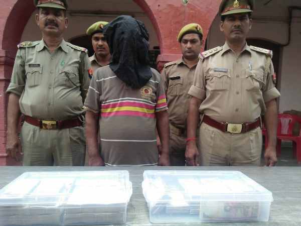 a young man Arrested with 32 lakhs old Currency in lucknow a young man Arrested with 32 lakhs old Currency in lucknow