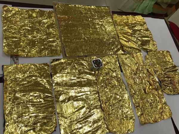 Customs department caught Lucknow airport on two smugglers Customs department caught Lucknow airport on two smugglers