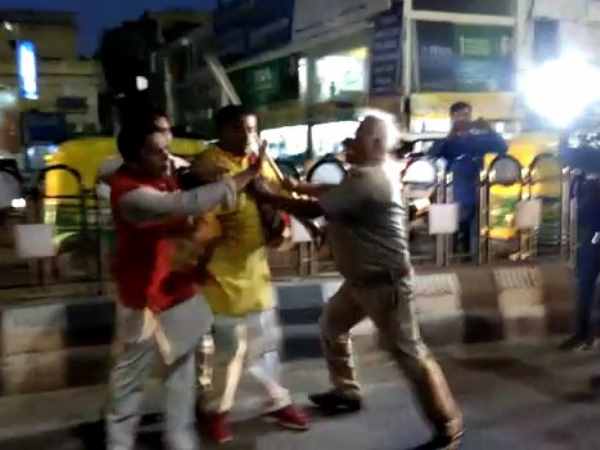 Lucknow police did lathi charge on bhajyumo workers Lucknow police did lathi charge on bhajyumo workers