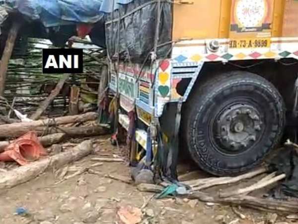 MP: ढाबे में घुसा तेज रफ्तार ट्रक, 6 लोगों की मौत MP: ढाबे में घुसा तेज रफ्तार ट्रक, 6 लोगों की मौत