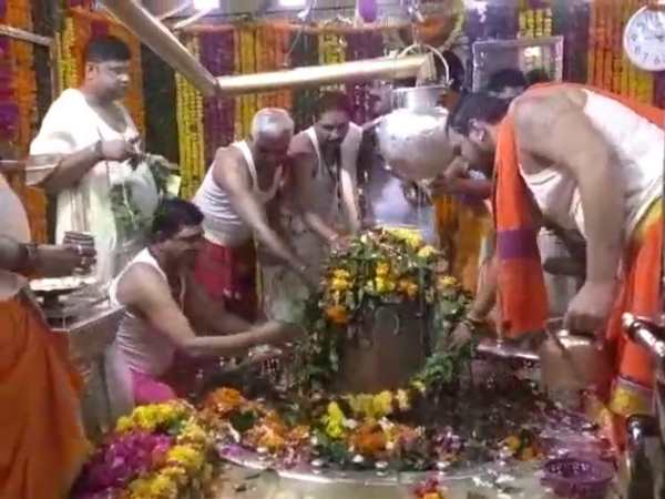 Mahamrityunjaya Jap is being done at Mahakal temple for the health benefits of Atal Bihari Vajpayee Mahamrityunjaya Jap is being done at Mahakal temple for the health benefits of Atal Bihari Vajpayee