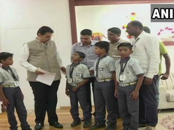 चाय बेचकर स्कूली बच्चों ने केरल बाढ़ राहत कार्यों के लिए इकट्ठे किए 51 हजार रुपए, सीएम फडणवीस को सौंपा चेक चाय बेचकर स्कूली बच्चों ने केरल बाढ़ राहत कार्यों के लिए इकट्ठे किए 51 हजार रुपए, सीएम फडणवीस को सौंपा चेक