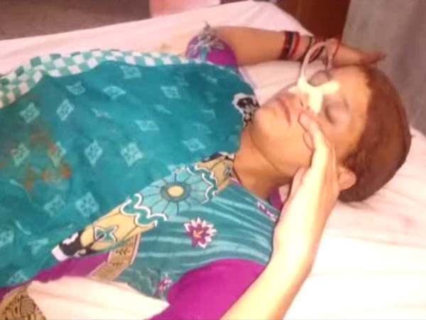 नशे की हालत में पति ने कैंची से अपनी पत्नी की जीभ काटी नशे की हालत में पति ने कैंची से अपनी पत्नी की जीभ काटी