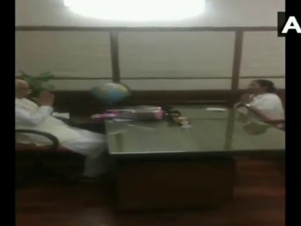 आडवाणी से लिया आशीर्वाद