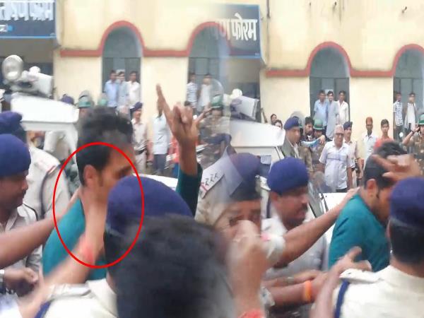 hindu mahasabha member slaps the convicted asif of madsaur gangrape case, watch video hindu mahasabha member slaps the convicted asif of madsaur gangrape case, watch video