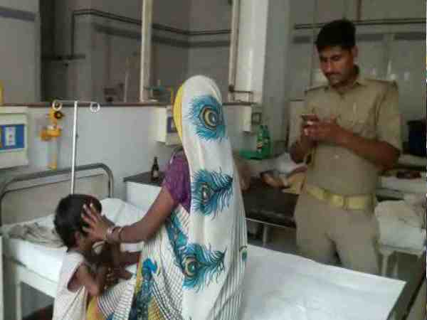 पत्नी की जान बचाने के लिए बेटे को बेचने पर मजबूर हुआ ये पिता, पुलिस ने की आर्थिक मदद पत्नी की जान बचाने के लिए बेटे को बेचने पर मजबूर हुआ ये पिता, पुलिस ने की आर्थिक मदद