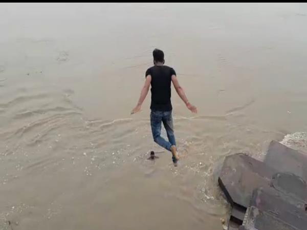 बढ़ता जलस्तर युवाओं के लिए बना खेल