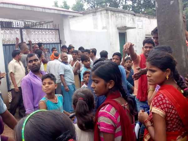 Police arrested accused teacher in Mirzapur Police arrested accused teacher in Mirzapur