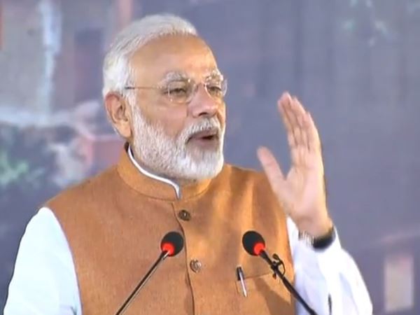 नई दिल्ली। मौजूदा वित्त वर्ष की पहली तिमाही में देश का सकल घरेलू उत्पाद (जीडीपी) 8.2 प्रतिशत बढ़ा है। यह पिछले 2 सालों में सबसे ऊंची विकास दर है। शुक्रवार को जारी जीडीपी के आंकड़ों के मुताबिक, मैन्यूफैक्चरिंग और फार्म सेक्टर में अच्छ प्रगति हुई है। बीते कुछ दिनों से मोदी सरकार अर्थव्यवस्था के मामलों में विपक्ष के तीखे हमले झेल रही है। खासतौर से नोटबंदी पर आरबीआई की रिपोर्ट, पेट्रोल डीजल के दामों और रुपए में गिरावट को लेकर। जीडीपी ग्रोथ रेट के बेहतर आंकड़ों से जमीन पर चीजें कितनी बदलेंगी ये अलग बहस हो सकती है लेकिन फिलहाल कई बड़े मुद्दों पर बचाव के लिए सरकार के लोगों और भारतीय जनता पार्टी के प्रवक्ताओं को बड़ा सहारा मिल गया है। वो विपक्ष के हमलों का अब आंकड़ों के सहारे जवाब दे सकते हैं। विश्व बैंक के आंकड़ों के मुताबिक इसी साल भारत ने 2.6 ट्रिलियन डॉलर की इकॉनमी के साथ फ्रांस को पछाड़कर दुनिया की छठी सबसे बड़ी अर्थव्यवस्था का तमगा हासिल किया है। इसके बाद अब जीडीपी रिपोर्ट के जरिए सरकार देश के सामने ये बात रखेगी कि आर्थिक मोर्चे पर सब ठीक है और देश विकास की राह पर है। खास बात ये है कि चीन ने दूसरी तिमाही में 6.7 प्रतिशत की जीडीपी ग्रोथ दर्ज की है। चीन में जनवरी से दिसंबर का वित्तीय कैलेंडर लागू है। ऐसे में भारत चीन की जीडीपी बेहतर है। कई नेता चीन की विकास दर से भारत की तुलना करते रहे हैं। ऐसे में सरकार बताएगी कि कैसे वो चीन से भी बेहतर जा रहे हैं। एक बड़ा मुद्दा सरकार के सामने किसानों की समस्या का भी रहा है। किसानों की आर्थिक स्थिति खराब होने की बात कही जा रही है लेकिन रिपोर्ट कहती है कि कृषि की ग्रोथ 3 फीसदी से बढ़कर 5.3 फीसदी हो गई है। ऐसे में इस मोर्चे पर बचाव के लिए अब सरकार के पास आंकड़े हैं। बता दें कि भारतीय रिजर्व बैंक ने बताया है कि नोटबंदी के जरिए चलन से बाहर किए गए 15.42 लाख करोड़ रुपये में से 99.3 प्रतिशत से ज्यादा बैंक के पास वापस आ गए हैं। ऐसे में सवाल उठ रहा है कि आखिर नोटबंदी की क्यों गई जिसने आर्थिक स्तर पर देश को कमजोर करने का काम किया। वहीं पेट्रोल की और डीजल की कीमतें बीते कई दिनों से लगातार बढ़ रही हैं। पेट्रोल-डीजल के दाम रिकॉर्ड स्तर पर हैं तो डॉलर के मुकाबले भारतीय रुपया 71 रुपये/डॉलर के स्तर को भी छू चुका है। इन मुद्दों पर केंद्र सरकार पर विपक्ष लगातार हमलावर है। नई दिल्ली। मौजूदा वित्त वर्ष की पहली तिमाही में देश का सकल घरेलू उत्पाद (जीडीपी) 8.2 प्रतिशत बढ़ा है। यह पिछले 2 सालों में सबसे ऊंची विकास दर है। शुक्रवार को जारी जीडीपी के आंकड़ों के मुताबिक, मैन्यूफैक्चरिंग और फार्म सेक्टर में अच्छ प्रगति हुई है। बीते कुछ दिनों से मोदी सरकार अर्थव्यवस्था के मामलों में विपक्ष के तीखे हमले झेल रही है। खासतौर से नोटबंदी पर आरबीआई की रिपोर्ट, पेट्रोल डीजल के दामों और रुपए में गिरावट को लेकर। जीडीपी ग्रोथ रेट के बेहतर आंकड़ों से जमीन पर चीजें कितनी बदलेंगी ये अलग बहस हो सकती है लेकिन फिलहाल कई बड़े मुद्दों पर बचाव के लिए सरकार के लोगों और भारतीय जनता पार्टी के प्रवक्ताओं को बड़ा सहारा मिल गया है। वो विपक्ष के हमलों का अब आंकड़ों के सहारे जवाब दे सकते हैं। विश्व बैंक के आंकड़ों के मुताबिक इसी साल भारत ने 2.6 ट्रिलियन डॉलर की इकॉनमी के साथ फ्रांस को पछाड़कर दुनिया की छठी सबसे बड़ी अर्थव्यवस्था का तमगा हासिल किया है। इसके बाद अब जीडीपी रिपोर्ट के जरिए सरकार देश के सामने ये बात रखेगी कि आर्थिक मोर्चे पर सब ठीक है और देश विकास की राह पर है। खास बात ये है कि चीन ने दूसरी तिमाही में 6.7 प्रतिशत की जीडीपी ग्रोथ दर्ज की है। चीन में जनवरी से दिसंबर का वित्तीय कैलेंडर लागू है। ऐसे में भारत चीन की जीडीपी बेहतर है। कई नेता चीन की विकास दर से भारत की तुलना करते रहे हैं। ऐसे में सरकार बताएगी कि कैसे वो चीन से भी बेहतर जा रहे हैं। एक बड़ा मुद्दा सरकार के सामने किसानों की समस्या का भी रहा है। किसानों की आर्थिक स्थिति खराब होने की बात कही जा रही है लेकिन रिपोर्ट कहती है कि कृषि की ग्रोथ 3 फीसदी से बढ़कर 5.3 फीसदी हो गई है। ऐसे में इस मोर्चे पर बचाव के लिए अब सरकार के पास आंकड़े हैं। बता दें कि भारतीय रिजर्व बैंक ने बताया है कि नोटबंदी के जरिए चलन से बाहर किए गए 15.42 लाख करोड़ रुपये में से 99.3 प्रतिशत से ज्यादा बैंक के पास वापस आ गए हैं। ऐसे में सवाल उठ रहा है कि आखिर नोटबंदी की क्यों गई जिसने आर्थिक स्तर पर देश को कमजोर करने का काम किया। वहीं पेट्रोल की और डीजल की कीमतें बीते कई दिनों से लगातार बढ़ रही हैं। पेट्रोल-डीजल के दाम रिकॉर्ड स्तर पर हैं तो डॉलर के मुकाबले भारतीय रुपया 71 रुपये/डॉलर के स्तर को भी छू चुका है। इन मुद्दों पर केंद्र सरकार पर विपक्ष लगातार हमलावर है।