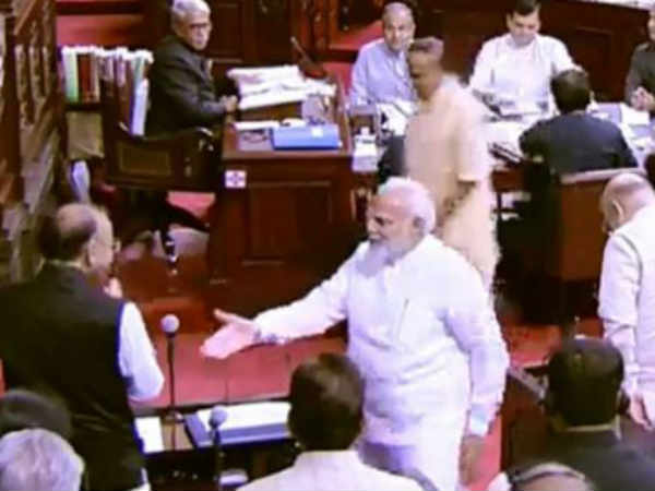 पीएम मोदी ने बढ़ाया हाथ तो हाथ जोड़कर क्यों खड़े हो गए अरुण जेटली? पीएम मोदी ने बढ़ाया हाथ तो हाथ जोड़कर क्यों खड़े हो गए अरुण जेटली?