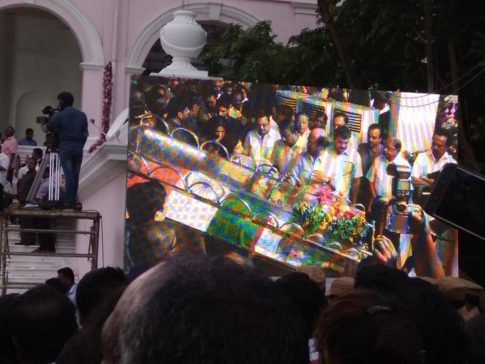 क्यों जलाने के बजाय दफनाया जाएगा Karunanidhi का पार्थिव शरीर? क्यों जलाने के बजाय दफनाया जाएगा Karunanidhi का पार्थिव शरीर?