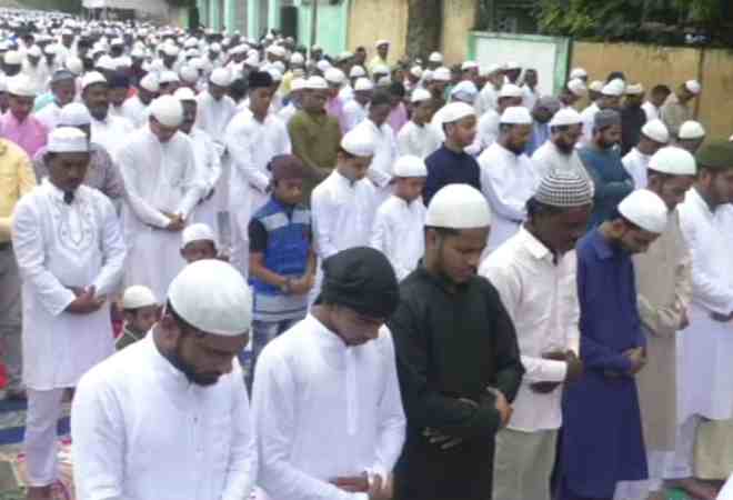 कानपुर: ड्रोन की निगरानी में करीब 3 लाख लोगों ने अदा की नमाज, चप्पे चप्पे पर मौजूद थी खाकी कानपुर: ड्रोन की निगरानी में करीब 3 लाख लोगों ने अदा की नमाज, चप्पे चप्पे पर मौजूद थी खाकी
