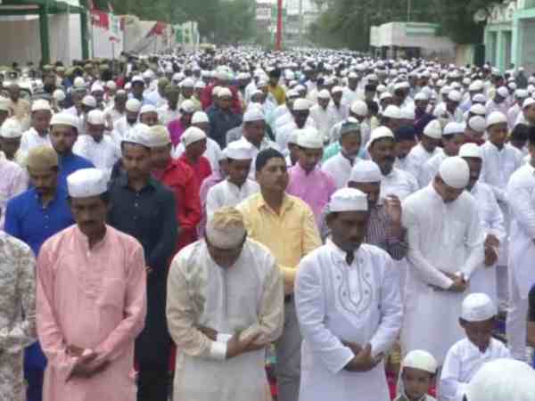 कानपुर: ड्रोन की निगरानी में करीब 3 लाख लोगों ने अदा की नमाज, चप्पे चप्पे पर मौजूद थी खाकी कानपुर: ड्रोन की निगरानी में करीब 3 लाख लोगों ने अदा की नमाज, चप्पे चप्पे पर मौजूद थी खाकी