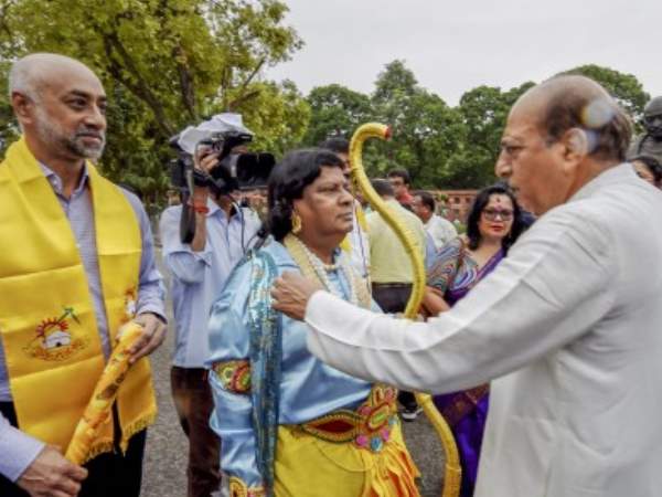 इससे पहले भगवान राम की वेश-भूषा में संसद पहुंचे थे सांसद