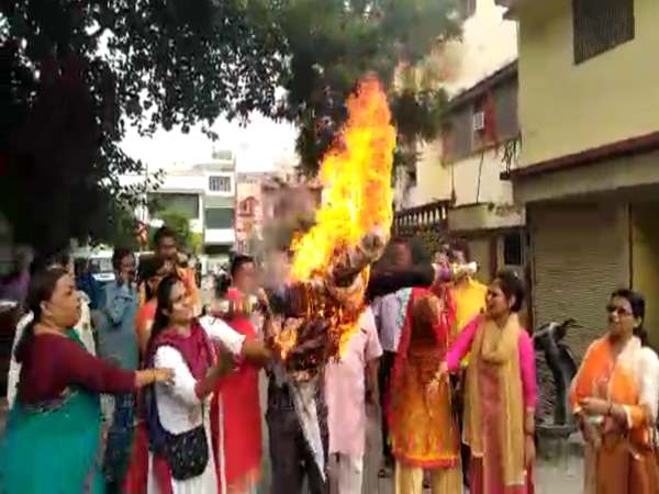 varanasi woman beat and burn the Effigy od navjot singh siddhu varanasi woman beat and burn the Effigy od navjot singh siddhu