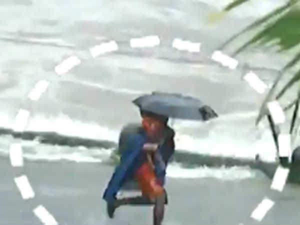 Viral Video: सुपरमैन की तरह आया NDRF जवान, ऐसे बचाई बच्चे की जान Viral Video: सुपरमैन की तरह आया NDRF जवान, ऐसे बचाई बच्चे की जान