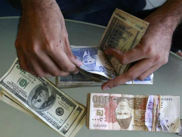 क्रैश होने के कगार पर पाकिस्तान की अर्थव्यवस्था