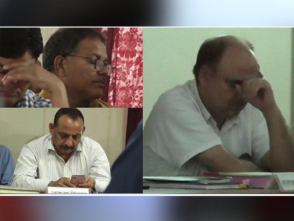 officers sleeping samadhan divas in kannauj officers sleeping samadhan divas in kannauj
