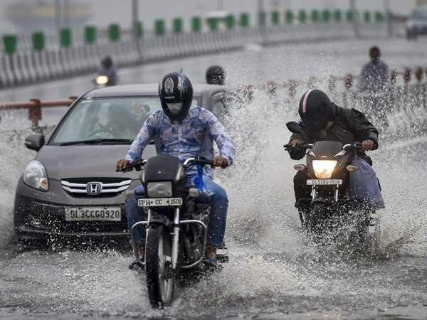 दिल्ली-NCR में झमाझम बारिश, कई जगहों पर लगा जाम दिल्ली-NCR में झमाझम बारिश, कई जगहों पर लगा जाम