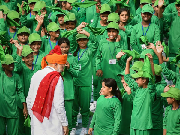 संतुलन खोया पीएम ने
