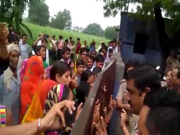 hardoi ladies hostage 40 policeman in school hardoi ladies hostage 40 policeman in school