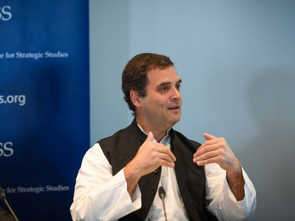 विदेश मंत्री वीजा देने में बिजी हैं