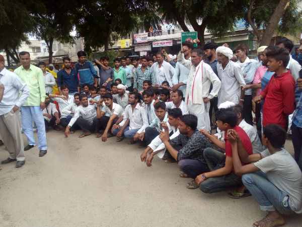 Villagers dead body demonstration in DM office in Tonk Villagers dead body demonstration in DM office in Tonk