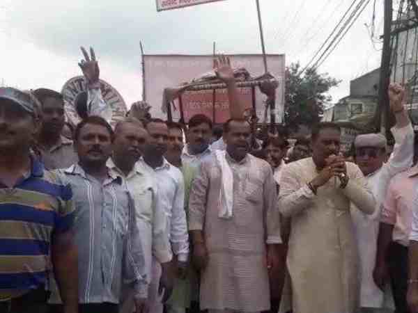 मेरठ में लोगों ने सांसद और विधायक के खिलाफ कुछ अनोखे अंदाज में किया प्रदर्शन मेरठ में लोगों ने सांसद और विधायक के खिलाफ कुछ अनोखे अंदाज में किया प्रदर्शन