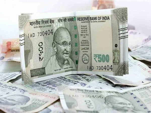 क्रूड की कीमतें और डॉलर की बढ़ती मांग भी एक कारण