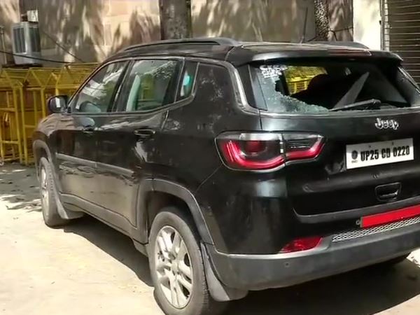 भागने की कोशिश कर रही युवती को पुलिस ने पकड़ा
