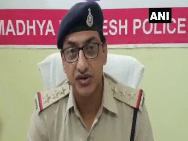 धारदार हथियार से हमले के बावजूद बदमाशों से भिड़ा कुत्ता