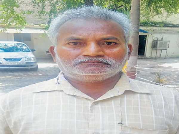 delhi Man attacks wife and daughters with rod daughter dies delhi Man attacks wife and daughters with rod daughter dies