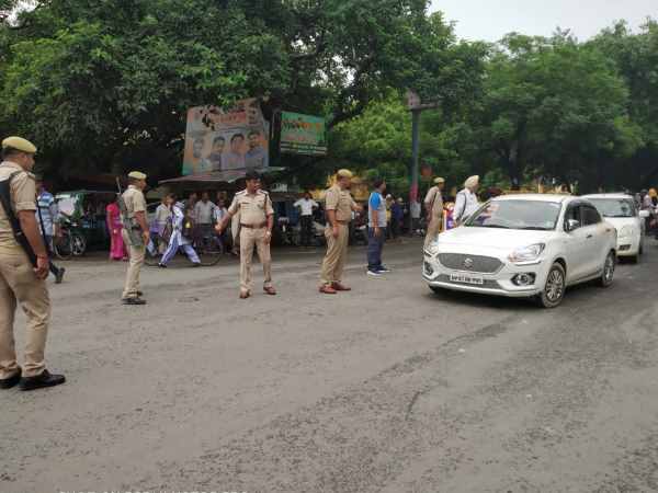 Traffic jam in Shahjahanpur road opened by SP Traffic jam in Shahjahanpur road opened by SP