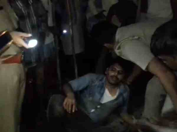 यूपी पुलिस ने की शर्मनाक हरकत, घायल व्यक्ति के मुंह में दिया कच्चा मांस यूपी पुलिस ने की शर्मनाक हरकत, घायल व्यक्ति के मुंह में दिया कच्चा मांस