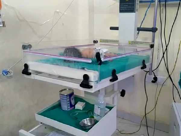 Newborn baby falls in dustbin in Shahjahanpur Newborn baby falls in dustbin in Shahjahanpur