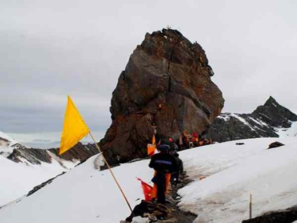 श्रीखंड महादेव के कठिन रास्तों में खच्चर नहीं चल सकता