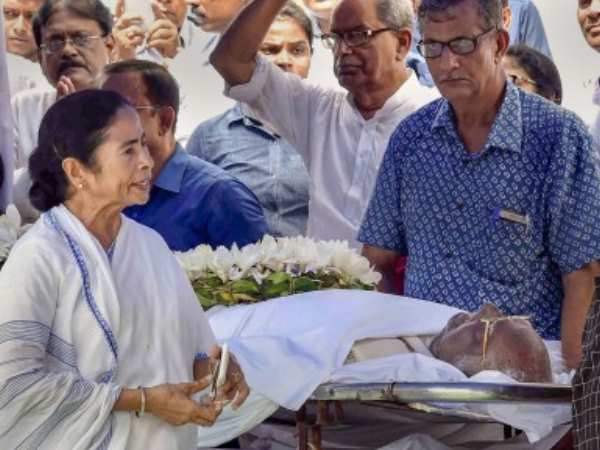 फुटबॉल क्लब मोहन बागान के झंडे से ढका पार्थिव शरीर