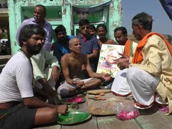 a true fan of atal bihari vajpayee shaving heads in varanasi a true fan of atal bihari vajpayee shaving heads in varanasi