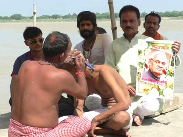 a true fan of atal bihari vajpayee shaving heads in varanasi a true fan of atal bihari vajpayee shaving heads in varanasi