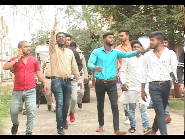students protest after ITI question paper leaked in jabalpur students protest after ITI question paper leaked in jabalpur