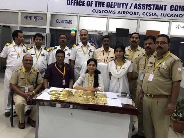 Customs department caught Lucknow airport on two smugglers Customs department caught Lucknow airport on two smugglers