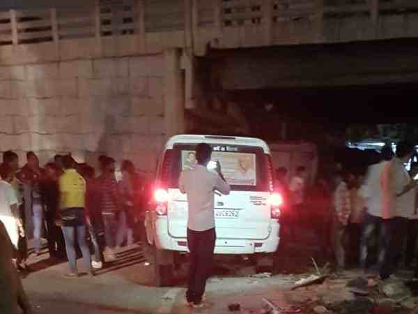 लोग चिल्लाते रहें और प्रॉपर्टी डीलर अपनी गाड़ी से लोगों को बार बार कुचलता रहा लोग चिल्लाते रहें और प्रॉपर्टी डीलर अपनी गाड़ी से लोगों को बार बार कुचलता रहा
