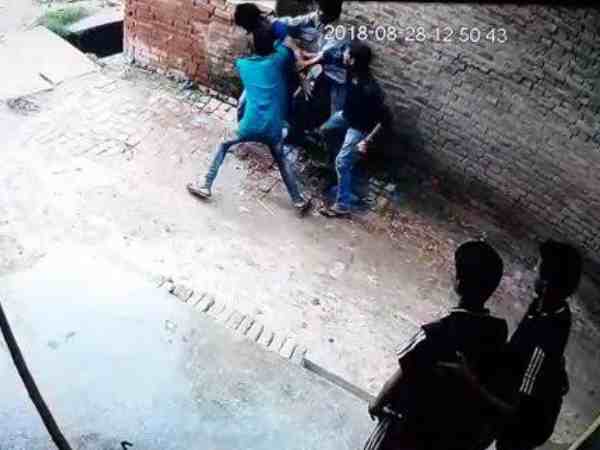 दबंगो ने युवक को ईंट से पीट कर किया घायल, देखें सीसीटीवी फुटेज दबंगो ने युवक को ईंट से पीट कर किया घायल, देखें सीसीटीवी फुटेज