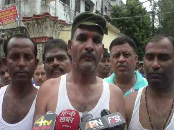 अपनी इस विशेष मांग को लेकर चतुर्थ श्रेणी कर्मचारियों ने किया अनोखा प्रदर्शन अपनी इस विशेष मांग को लेकर चतुर्थ श्रेणी कर्मचारियों ने किया अनोखा प्रदर्शन