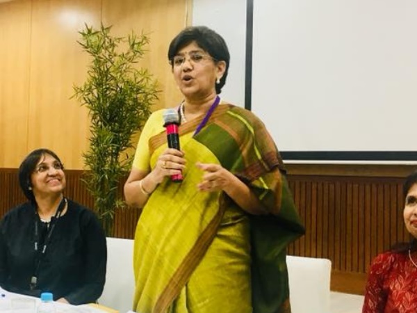 राजनीति में उनके शुरुआती मार्गदर्शक सुरेश कलमाड़ी थे