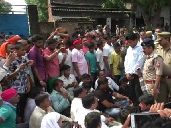बम से की पिता-पुत्र की निर्मम हत्या