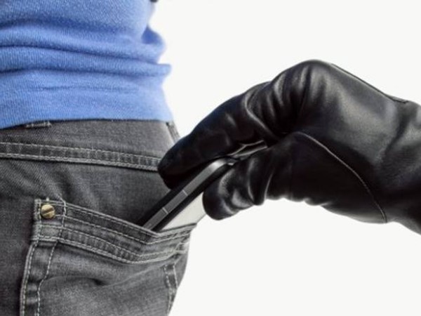 Woman and her two daughters fight off mobile phone snatchers in Delhi Woman and her two daughters fight off mobile phone snatchers in Delhi
