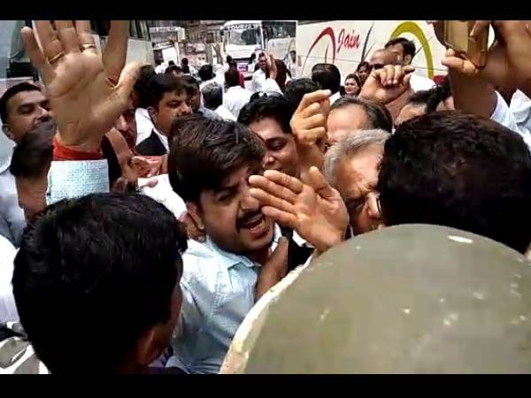 meerut layers union protest in front of Cm yogi meerut layers union protest in front of Cm yogi