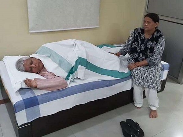 डॉक्टर्स की सलाह अचानक बेड से न उठें लालू यादव