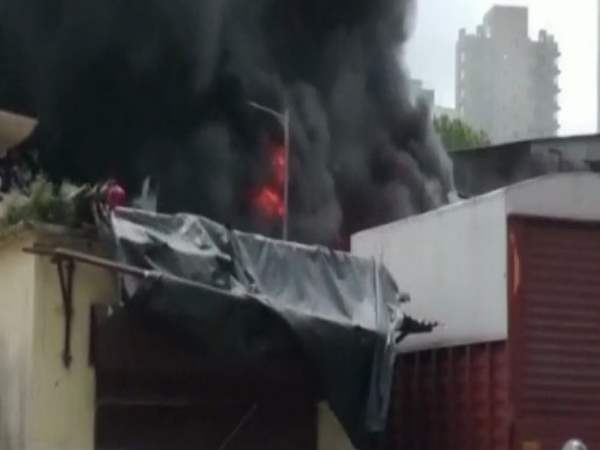 मुंबई: मलाड़ पश्चिम का सोमवारी बाजार भयंरकर आग की चपेट में मुंबई: मलाड़ पश्चिम का सोमवारी बाजार भयंरकर आग की चपेट में